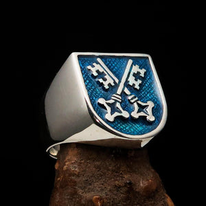 Perfectly crafted Men's Shield Ring Crossed blue Skeleton Keys - Sterling Silver - BikeRing4u