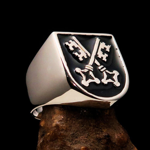 Perfectly crafted Men's Shield Ring Crossed Skeleton Keys Black - Sterling Silver - BikeRing4u