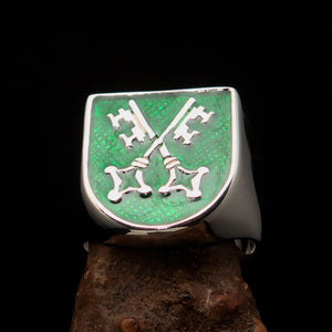 Perfectly crafted Men's Shield Ring Crossed Skeleton Keys Green - Sterling Silver - BikeRing4u